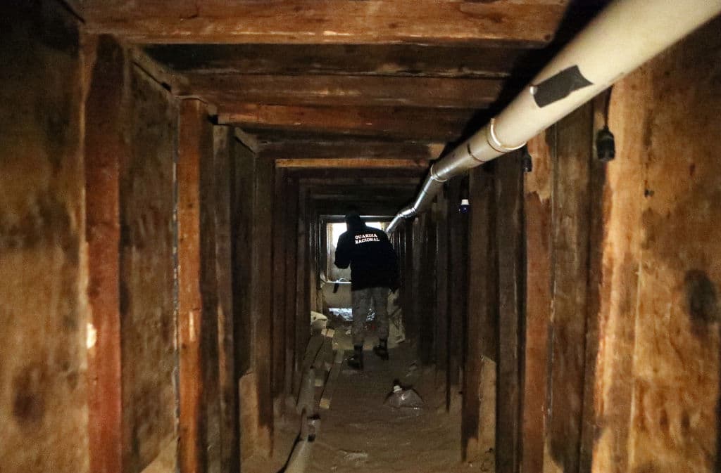 Un agente de la Guardia Nacional inspecciona un túnel ilegal que conduce a El Paso (EE. UU.), en la frontera entre México y Estados Unidos, en Ciudad Juárez, México, el 18 de enero de 2025. (HERIKA MARTINEZ/AFP vía Getty Images)