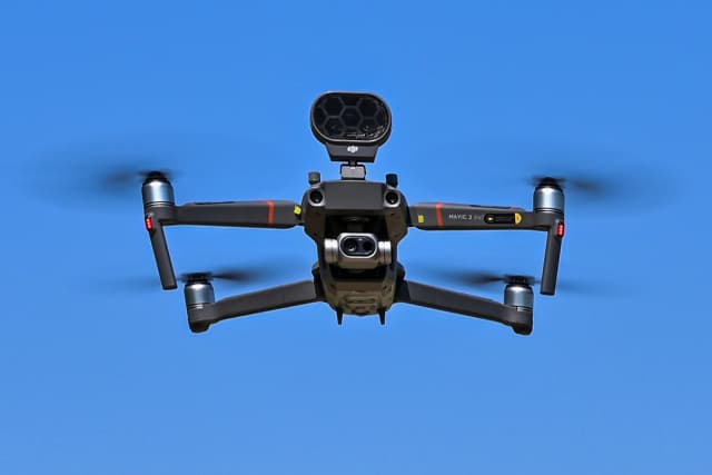 En la imagen, tomada el 9 de abril de 2020 en Treviolo, cerca de Bérgamo, Italia, se ve un dron DJI Mavic 2 Enterprise equipado con un sensor térmico, utilizado por la policía municipal para controlar la temperatura de las personas. (Miguel Medina/AFP vía Getty Images).