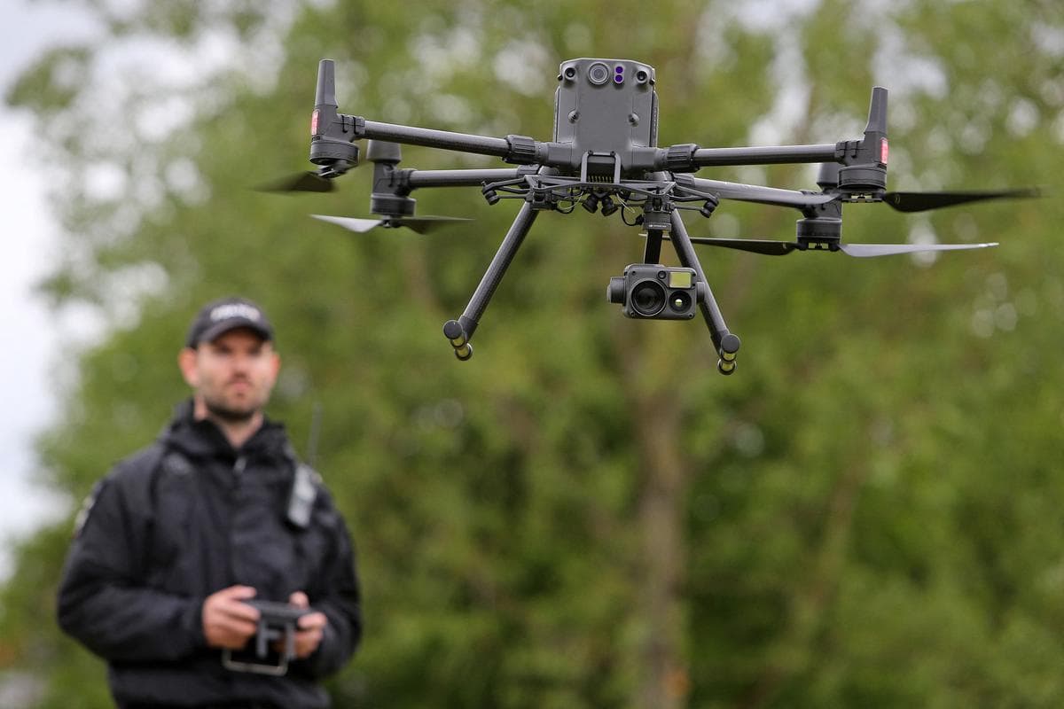 <em>El sargento de policía interino Chris Linzey pilota un dron DJI Matrice M300 (UAV) durante una demostración para los medios de comunicación previa a la próxima cumbre presencial del G7 que se celebrará en Cornualles, en la sede de la policía de Exeter, al suroeste de Inglaterra, el 25 de mayo de 2021. (Geoff Caddick/AFP vía Getty Images).</em>