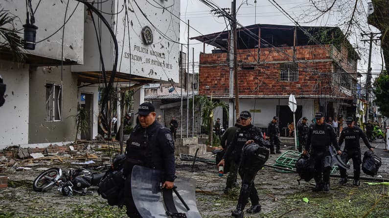 <em>La Policía Nacional de Colombia evacúa la zona afectada por la explosión de un coche bomba cerca de una estación de policía en Los Patios, departamento de Norte de Santander, Colombia, el 1 de septiembre de 2026. (Schneyder Mendoza / AFP via Getty Images)</em>