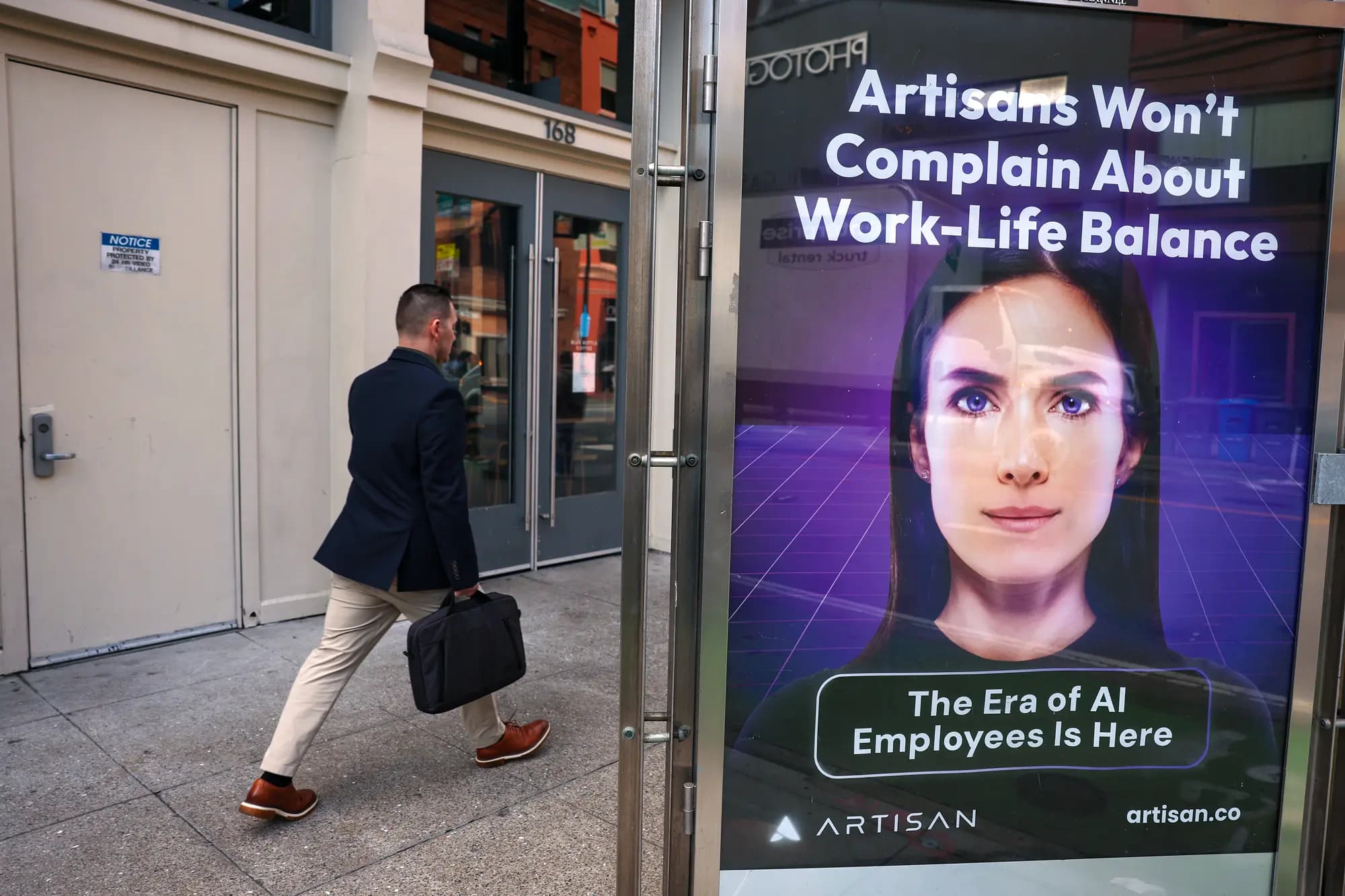 <em>Un anuncio de la empresa de IA Artisan se exhibe en San Francisco el 5 de diciembre de 2024. Las predicciones de los magnates de la IA sobre la inminente sustitución de los seres humanos por esta tecnología podrían ser una estrategia de marketing encubierta si se convierten en una profecía autocumplida. (Justin Sullivan/Getty Images).</em>