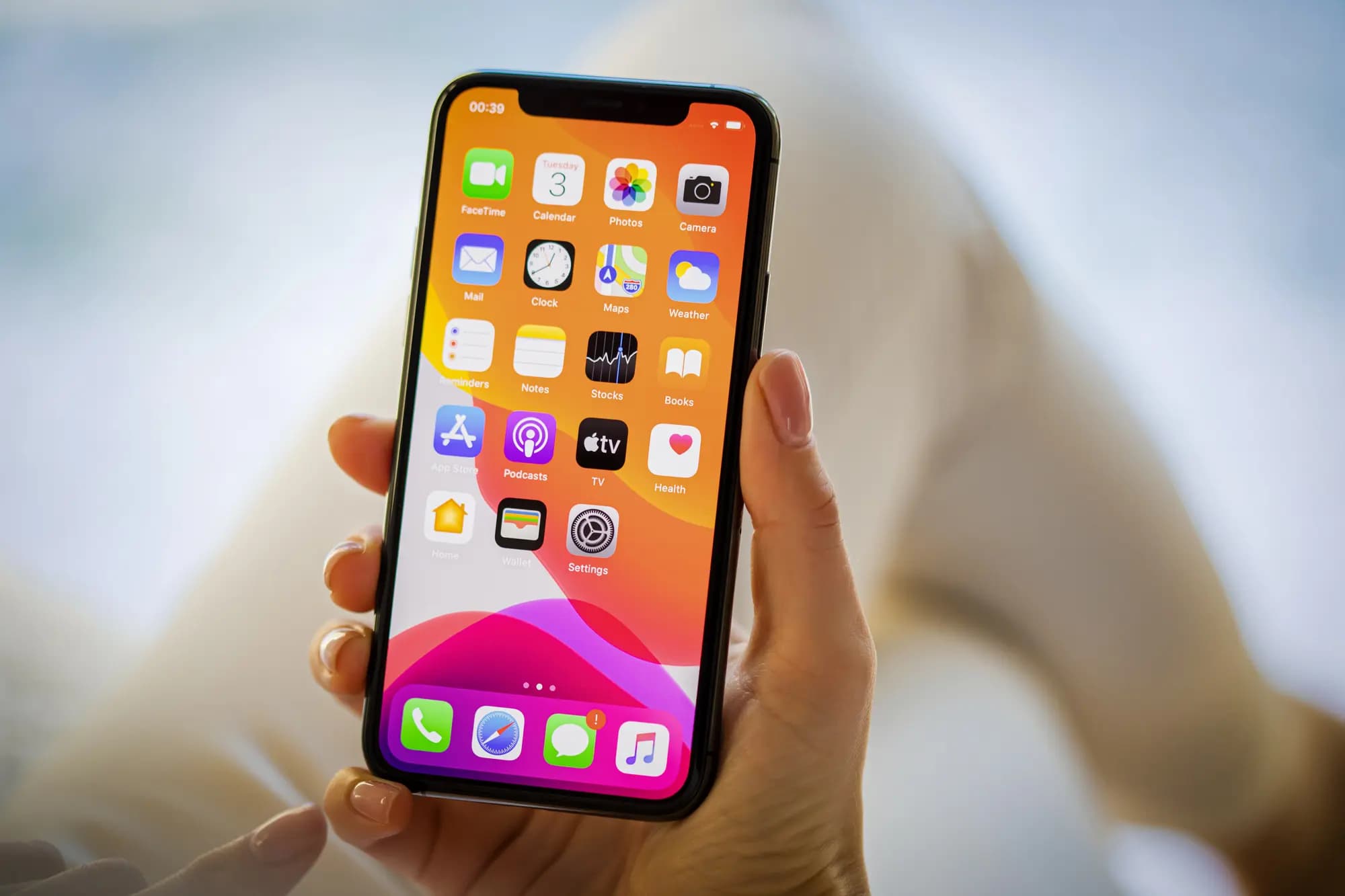 <em>En esta foto de archivo, una mujer sostiene un iPhone 11 Pro de Apple. Las aplicaciones para teléfonos móviles permiten a millones de estadounidenses apostar fácilmente en política, deportes y otros temas. (grinvalds/Getty Images).</em>