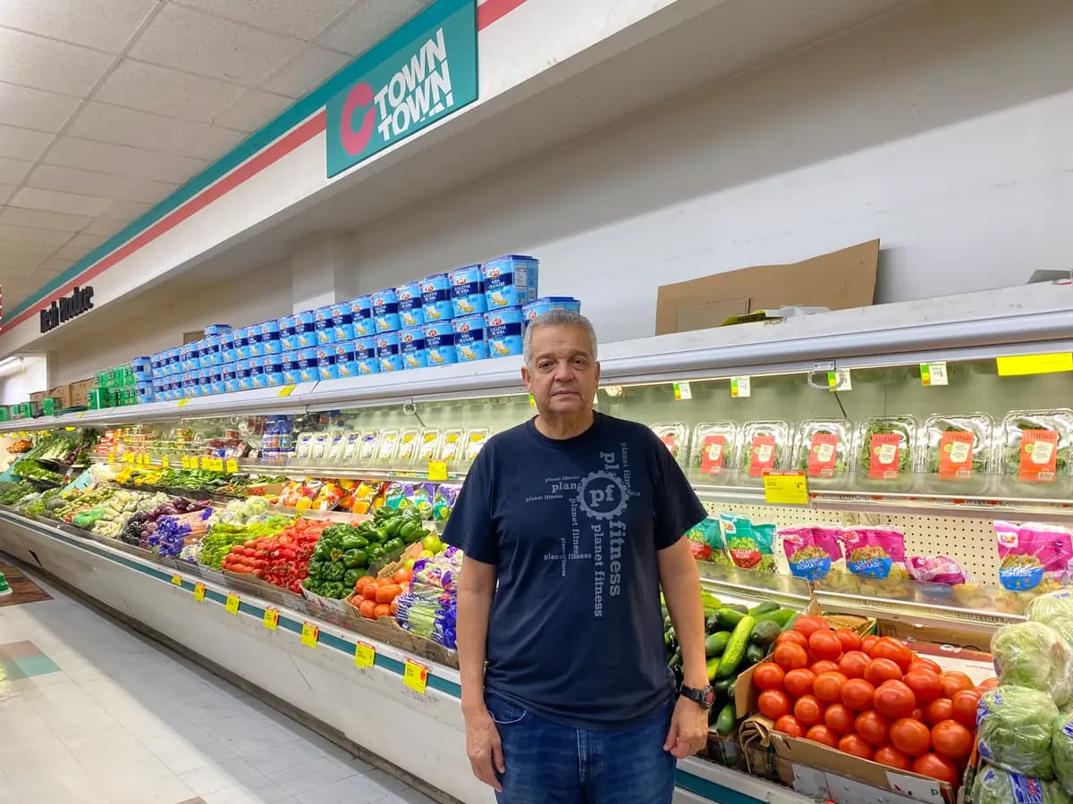 Ángel Núñez junto a su sección de frutas y verduras en su supermercado C-Town, en el sur del Bronx, Nueva York, el 31 de agosto de 2026. (Nicholas Zifcak/The Epoch Times)