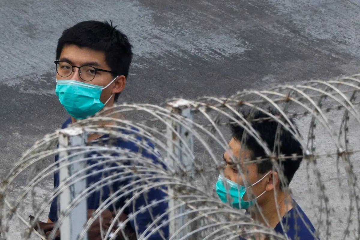El activista prodemocrático Joshua Wong es visto en el Centro de Recepción de Lai Chi Kok tras ser encarcelado por una reunión no autorizada cerca de la sede de la policía durante las protestas antigubernamentales de 2019 en Hong Kong, China, el 3 de diciembre de 2020. (Reuters/Tyrone Siu)