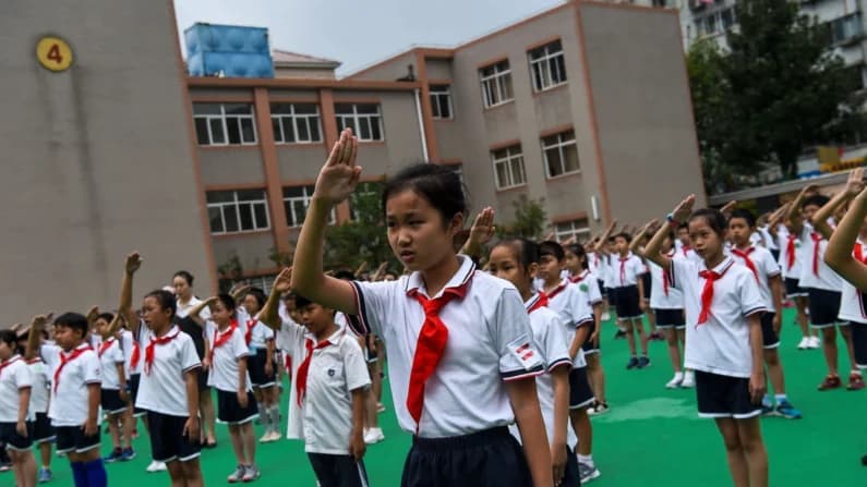 Padres cuestionan la supuesta obligación de seguir las noticias diariamente en una escuela china