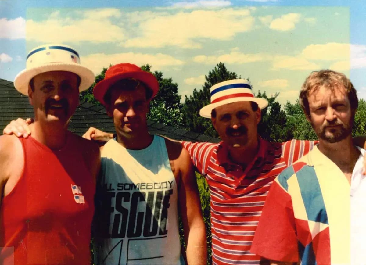 Stephen Siller (segundo a la izquierda) con sus hermanos, incluido el director ejecutivo de Tunnel to Towers, Frank Siller (extremo derecho). (Tunnel to Towers)