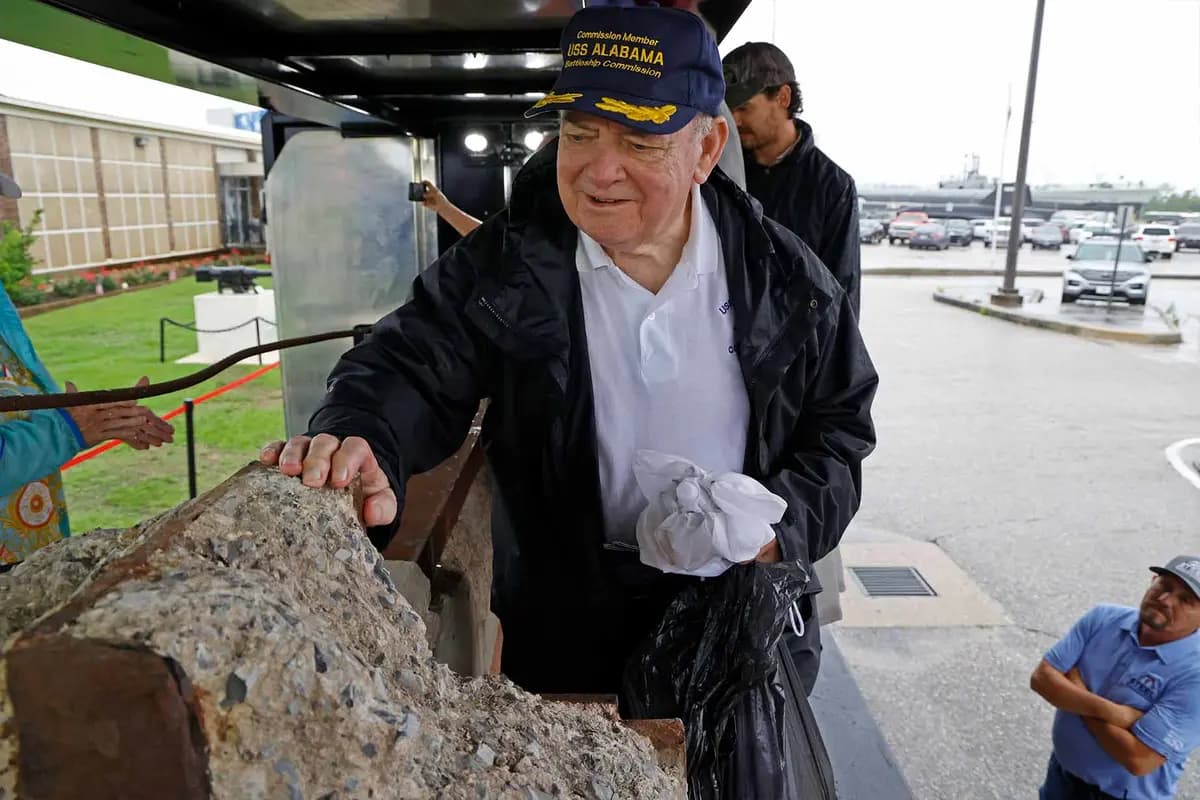 Un hombre apoya su mano sobre la viga de acero cerca del USS Alabama en el Día de los Caídos. (Tunnel to Towers)