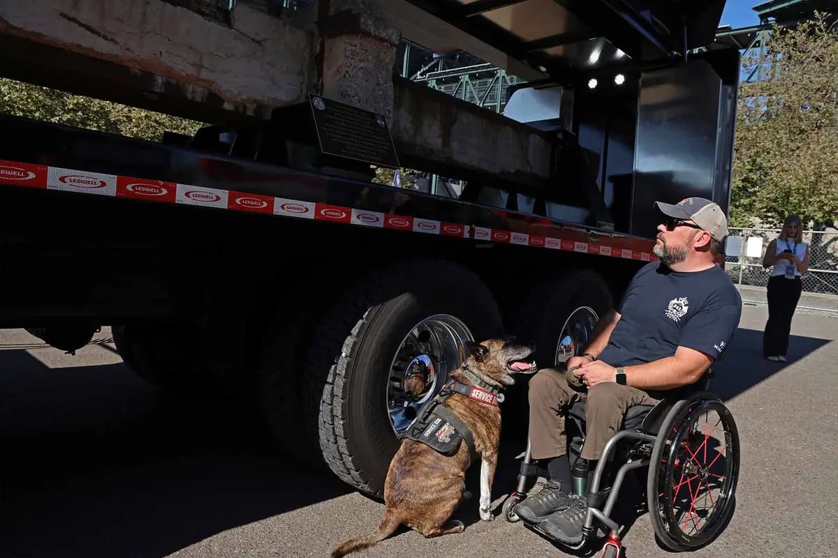 Un veterano observa los restos de acero del 11 de septiembre durante la parada de la gira en Seattle. (De Túnel a Torres)