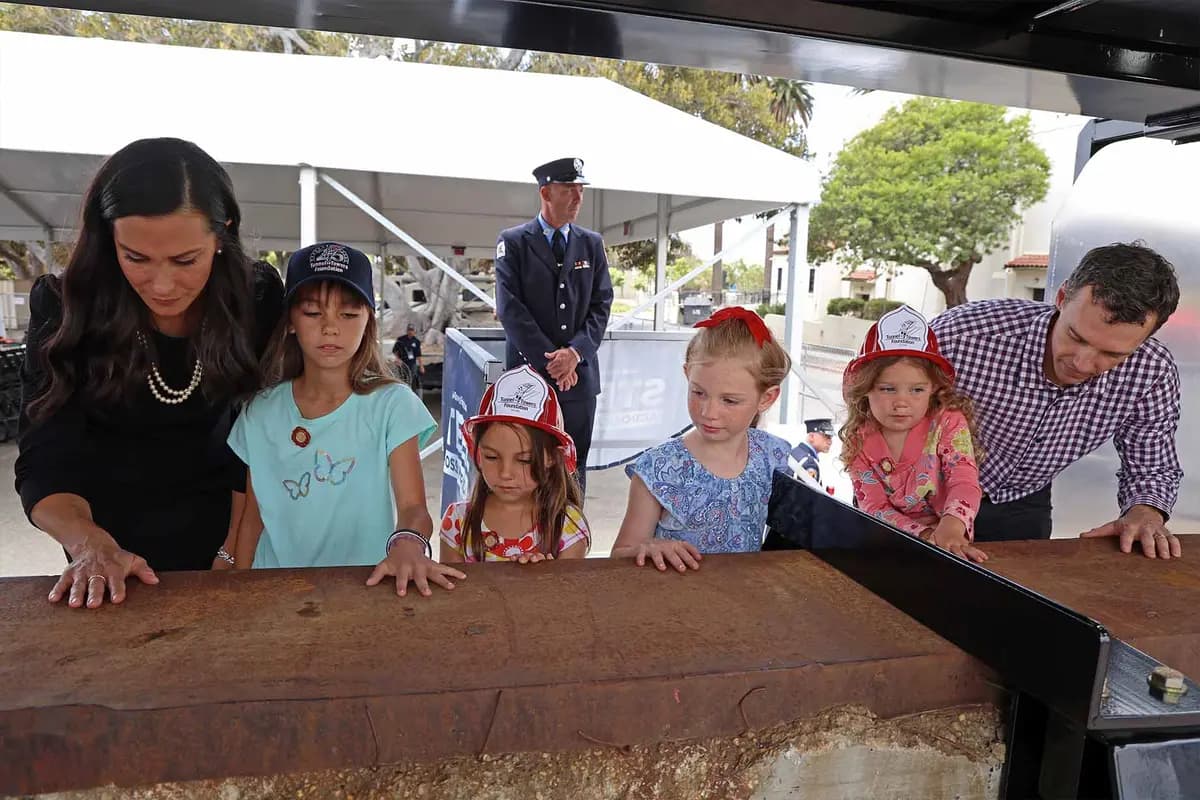 Una familia rinde homenaje a los miembros de las fuerzas armadas que fallecieron en los ataques del 11 de septiembre. (De Túnel a Torres)