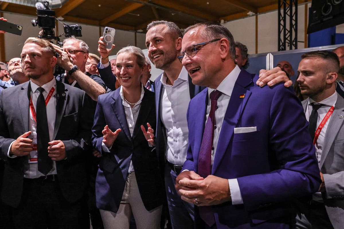 Alice Weidel, copresidenta del partido de derecha Alternativa para Alemania (2.ª por la izquierda); Ulrich Siegmund, candidato principal de la AfD; y Tino Chrupalla, copresidente de la AfD, celebran la primera victoria de la AfD según las encuestas a pie de urna en los pabellones de la feria Messe, tras las elecciones estatales en Sajonia-Anhalt, en Magdeburgo, Alemania, el 6 de septiembre de 2026. (Omer Messinger/Getty Images)