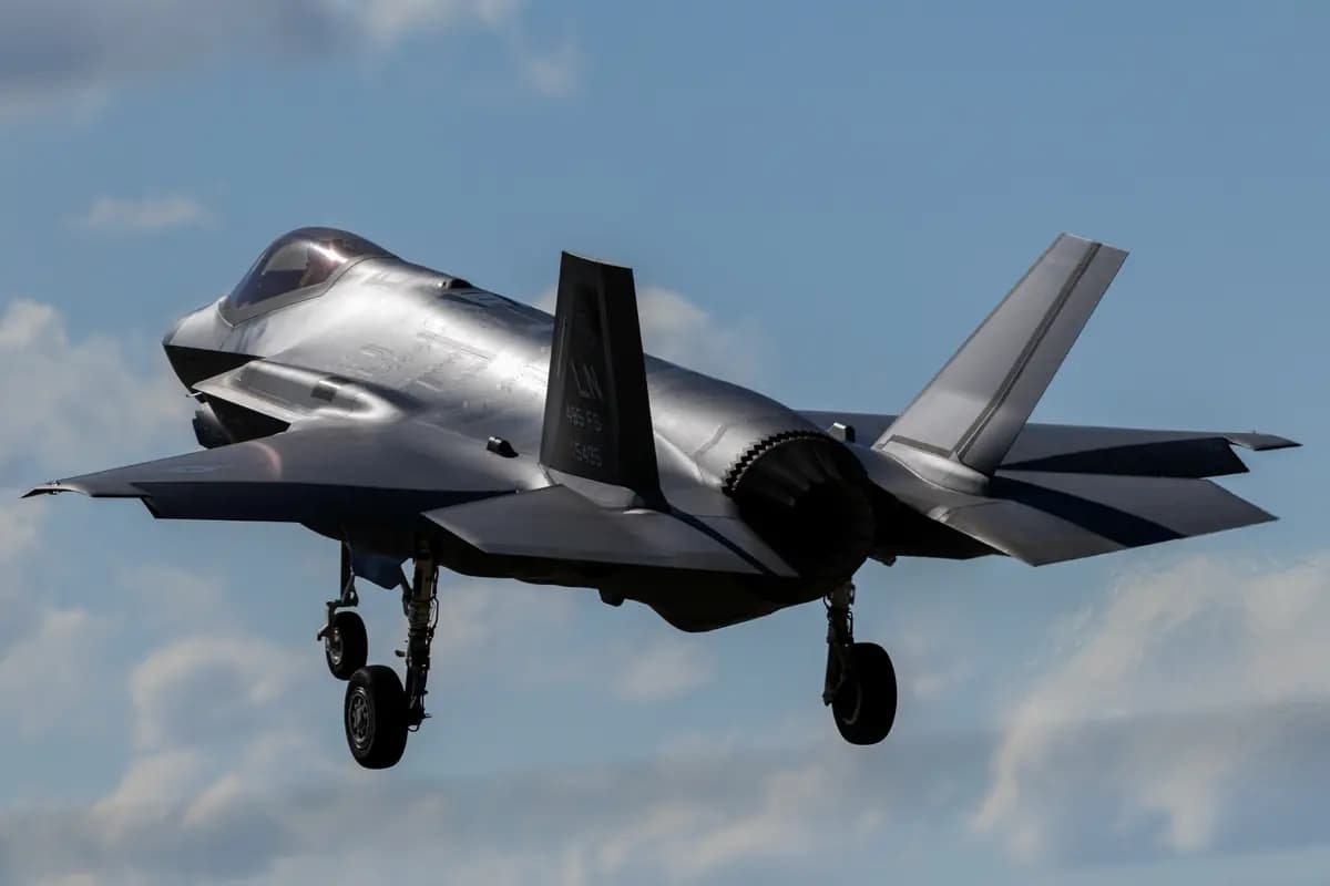 Un avión furtivo F-35A Lightning II de quinta generación de la Fuerza Aérea de EE. UU. se prepara para aterrizar en Lakenheath, Inglaterra, el 17 de abril de 2025. (Dan Kitwood/Getty Images)