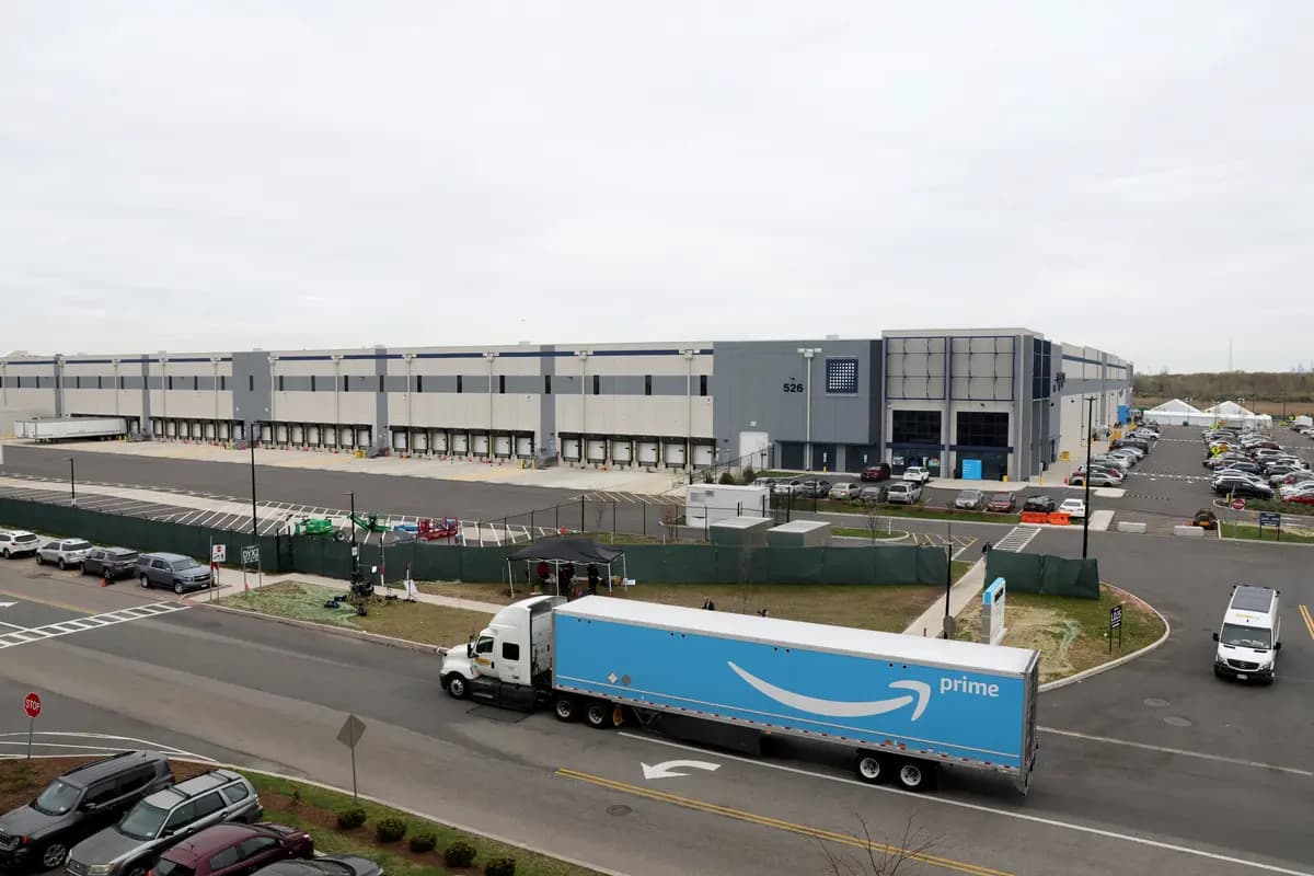 <em>Se observa el centro de clasificación LDJ5 de Amazon, mientras los empleados votan sobre la sindicalización de un segundo almacén en el distrito de Staten Island de la ciudad de Nueva York, el 25 de abril de 2022. (Brendan McDermid/Reuters).</em>