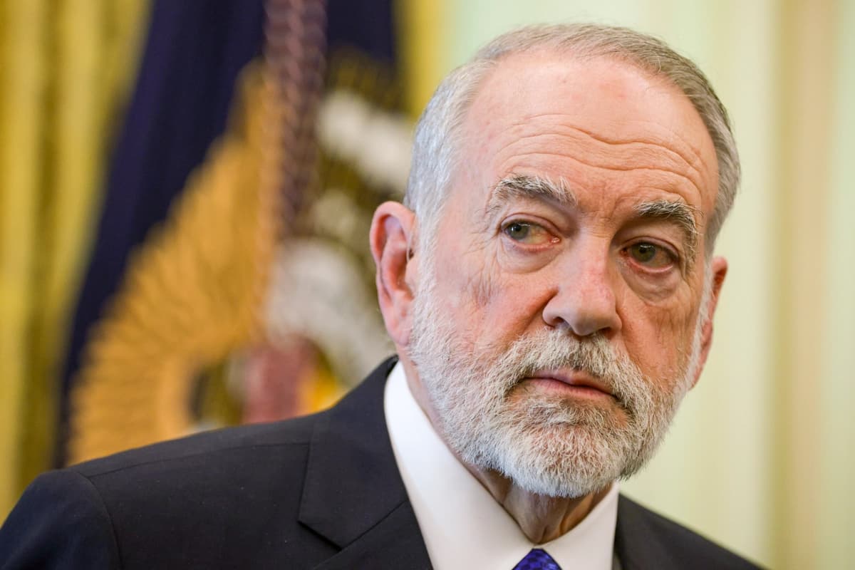 El embajador de Estados Unidos en Israel, Mike Huckabee, durante una reunión en el Despacho Oval de la Casa Blanca en Washington, el 23 de abril de 2026. (Alex Wong/Getty Images).