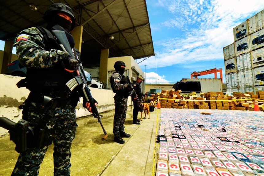 Agentes de la policía antinarcóticos ecuatoriana, en el puerto de Guayaquil, Ecuador, el 1 de abril de 2022. (MARCOS PIN/AFP vía Getty Images)