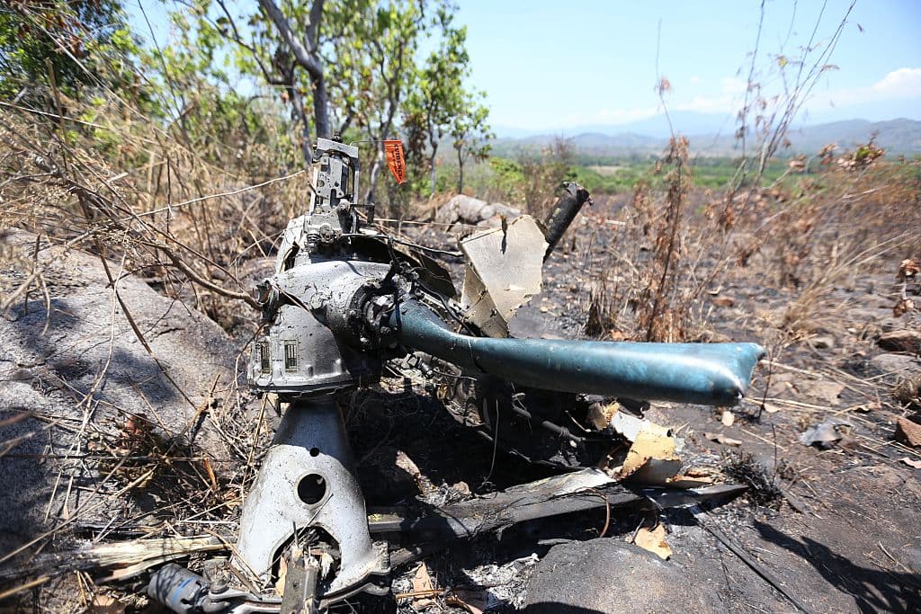 <em>Restos del helicóptero militar mexicano Cougar EC725 en Villa Vieja, municipio de Villa Purificación, Jalisco, el 6 de mayo de 2015. Hombres armados lo derribaron el 1 de mayo durante un operativo para capturar a líderes del narcotráfico. (STR/AFP vía Getty Images)</em>