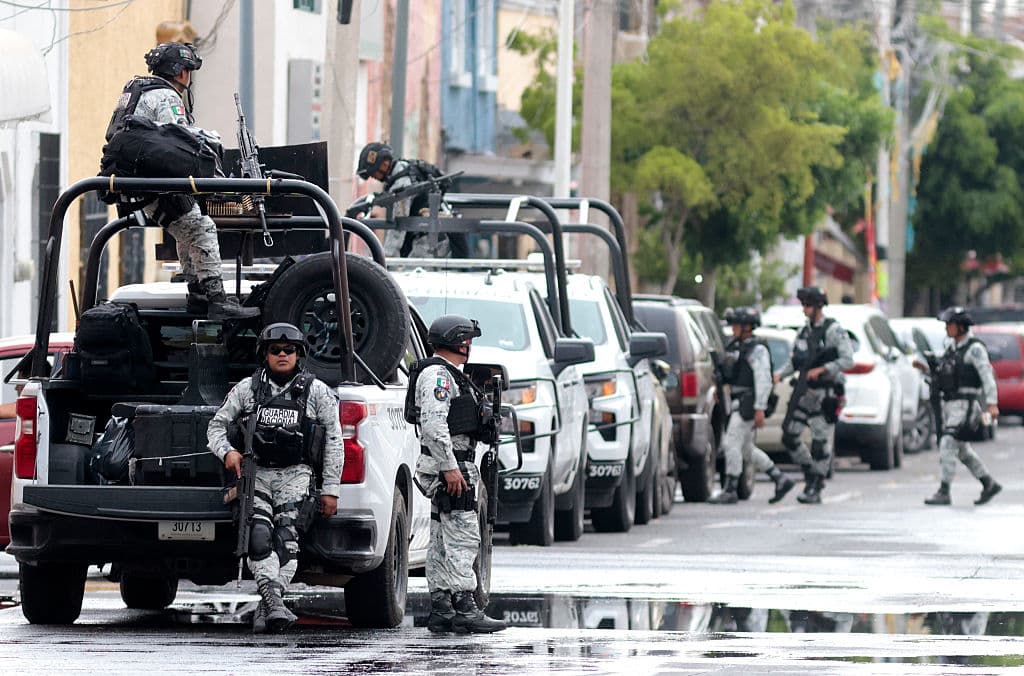 <em>Miembros de la Guardia Nacional custodian el perímetro de la funeraria La Paz, en Guadalajara, Jalisco, el 1 de marzo de 2026, donde se informó era velado el cuerpo del narcotraficante Nemesio Oseguera, el Mencho, fallecido el 22 de febrero durante un operativo militar. Los restos del líder del Cártel Jalisco Nueva Generación (CJNG) permanecían en el lugar antes de su entierro al día siguiente. (Ulises Ruiz/AFP vía Getty Images)</em>