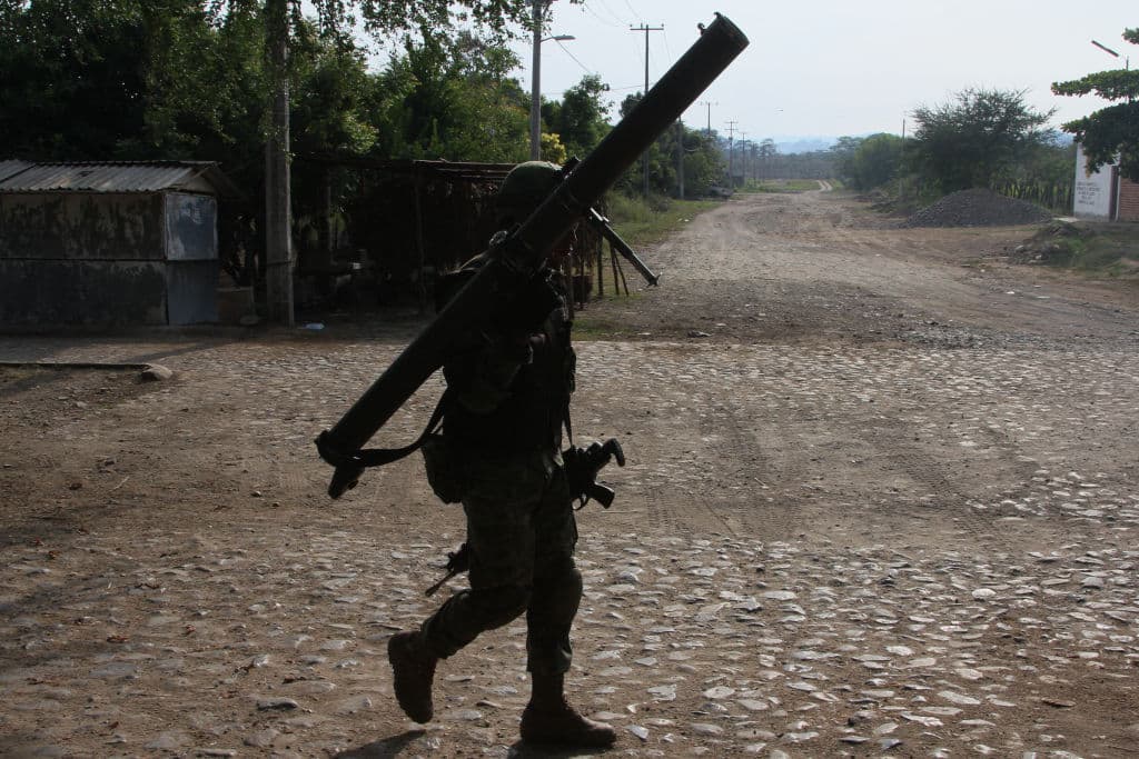 <em>Un soldado del ejértito mexicano vigila Villa Purificación, Jalisco, durante la Operación Jalisco, el 7 de mayo de 2015. El balance del ataque con una granada propulsada por cohete contra un helicóptero militar, ocurrido el 1 de mayo, había aumentado en esa fecha a ocho muertos. (Héctor Guerrero/AFP vía Getty Images).</em>