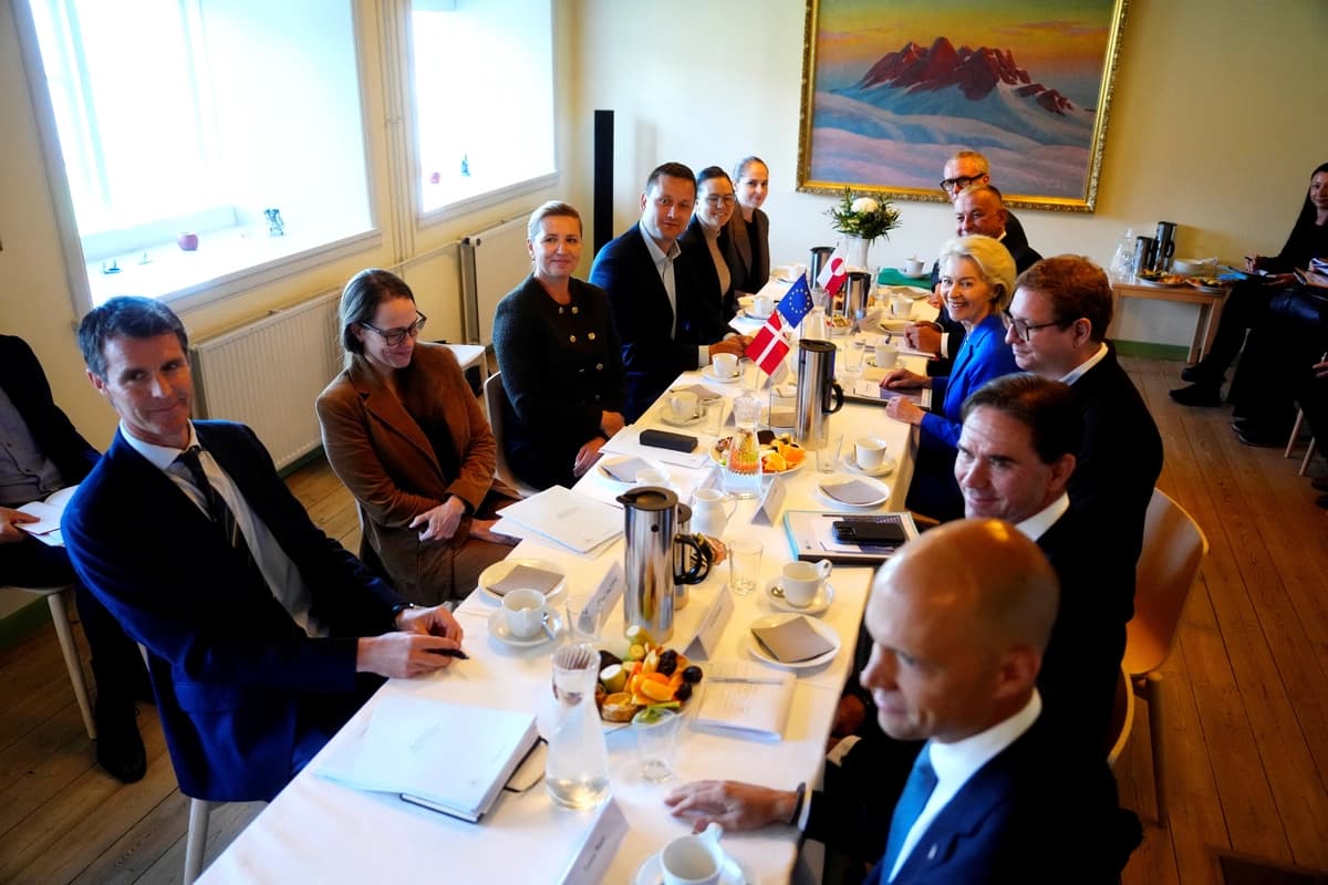 La primera ministra danesa, Mette Frederiksen, la presidenta de la Comisión Europea, Ursula von der Leyen, y el primer ministro de Groenlandia, Jens-Frederik Nielsen, asisten a una reunión en Nuuk, Groenlandia, el 7 de septiembre de 2026. (Ritzau Scanpix/Mads Claus Rasmussen vía Reuters)
