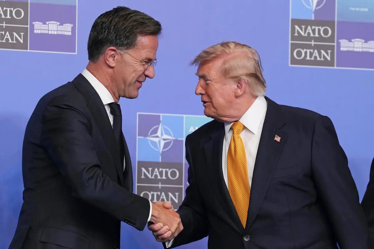 El presidente Donald Trump es recibido por el secretario general de la OTAN, Mark Rutte, a su llegada a la cumbre de la OTAN en Ankara, Turquía, el 8 de julio de 2026. (Alastair Grant/Getty Images)
