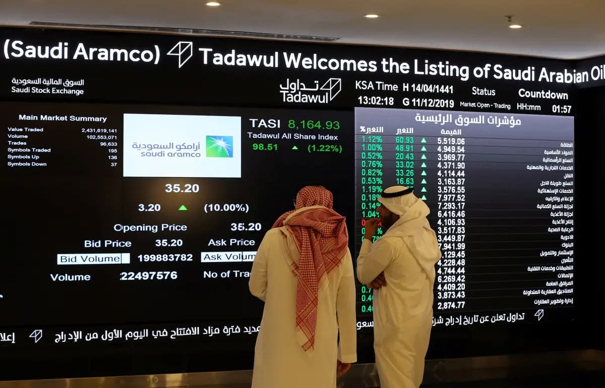 Inversionistas observan una pantalla con información bursátil en la Bolsa de Valores de Arabia Saudita (Tadawul) en Riad, Arabia Saudita, el 11 de diciembre de 2019. (Ahmed Yosri/Reuters)