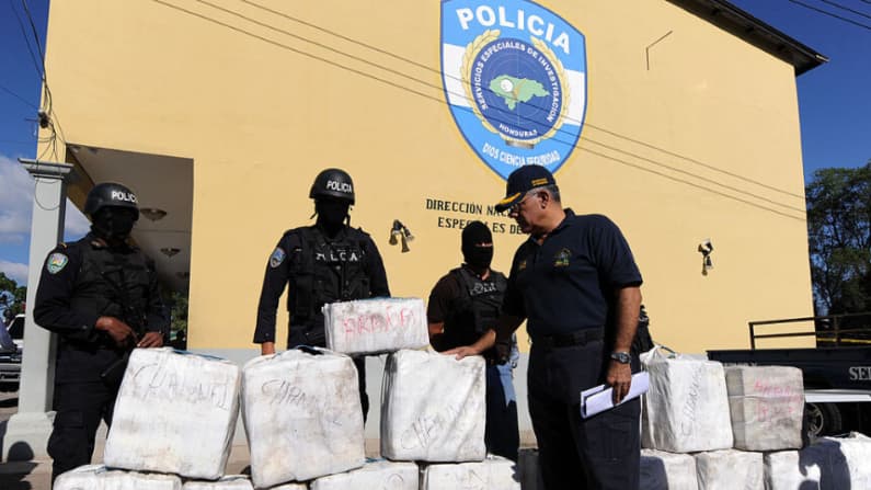 Honduras decomisa fardos de cocaína y detiene a 5 colombianos y 6 hondureños