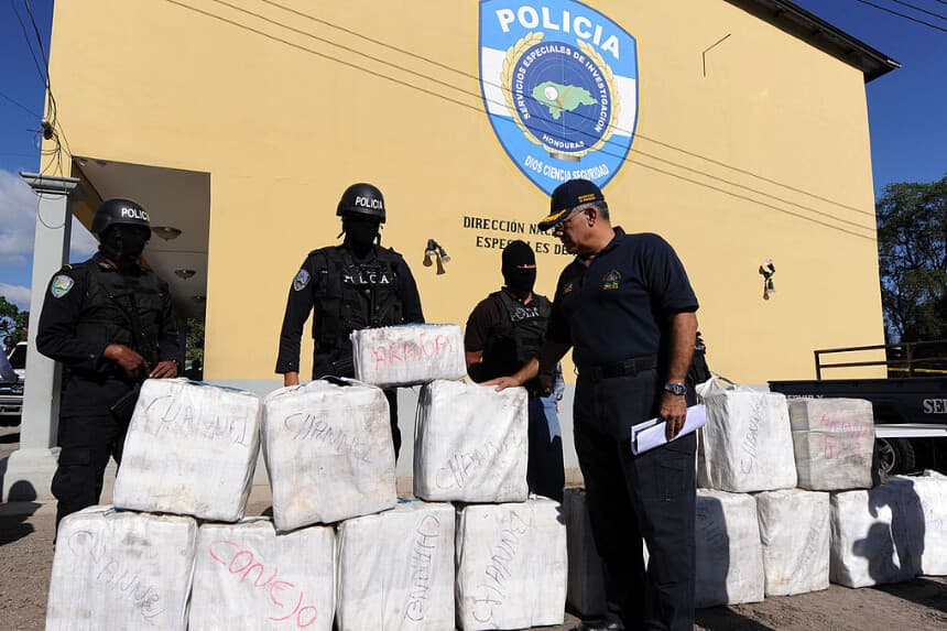El ministro de Seguridad, Óscar Álvarez, observa el 7 de octubre de 2010 en Tegucigalpa el alijo de 500 kilos de cocaína incautado a los traficantes, en Brus Laguna, Mosquitia, Honduras. (ORLANDO SIERRA/AFP vía Getty Images)