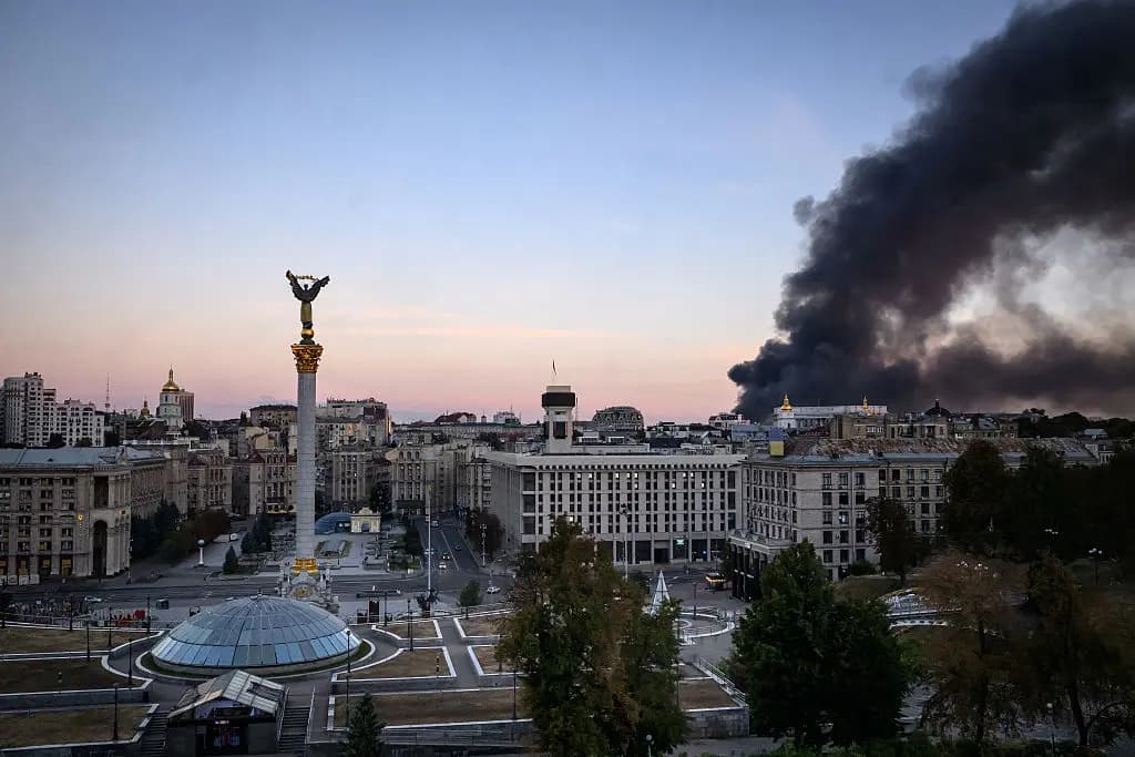 <em>El humo se eleva sobre los edificios tras los ataques aéreos rusos en el centro de Kiev, el 8 de septiembre de 2026. (Mladen Antonov/AFP vía Getty Images).</em>