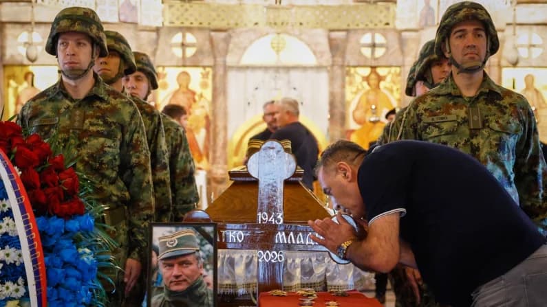 UE critica la "glorificación" de un criminal de guerra de Serbia con funeral de héroe