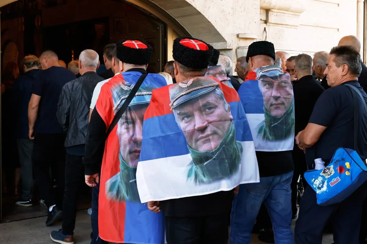 La gente hace fila para presentar sus respetos al excomandante del ejército serbobosnio Ratko Mladic —cuya imagen aparece grabada en las banderas serbias— en la iglesia de San Luka, en Belgrado, Serbia, el 7 de septiembre de 2026. (Marko Drobnjakovic/AP)
