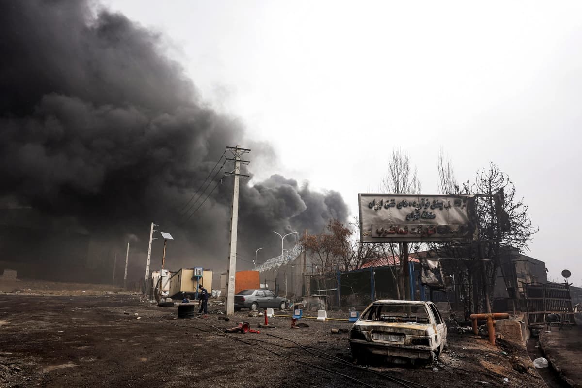 Columnas de humo se elevan de un incendio que sigue activo tras un ataque aéreo nocturno contra la refinería de petróleo de Shahran, en el noroeste de Teherán, el 8 de marzo de 2026. (AFP vía Getty Images)
