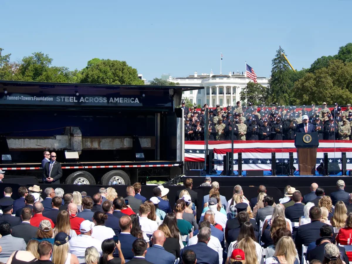 El presidente Donald Trump pronuncia un discurso en el evento "Steel Across America" ​​de la Fundación Tunnel to Towers, celebrado en la Elipse de Washington el 8 de septiembre de 2026. (Travis Gillmore/The Epoch Times)