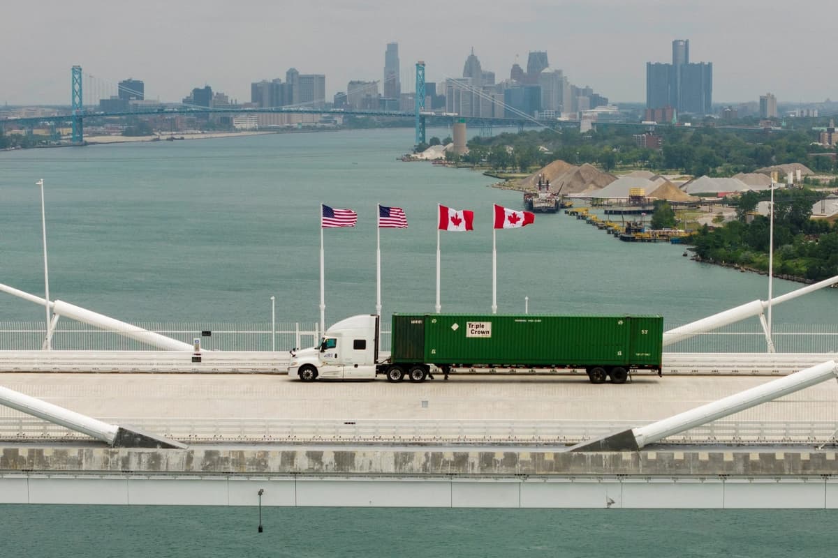 Un camión cruza el puente internacional Gordie Howe, que conecta Windsor, Ontario, con Detroit, Michigan, el 28 de julio de 2026. (Carlos Osorio/Reuters).