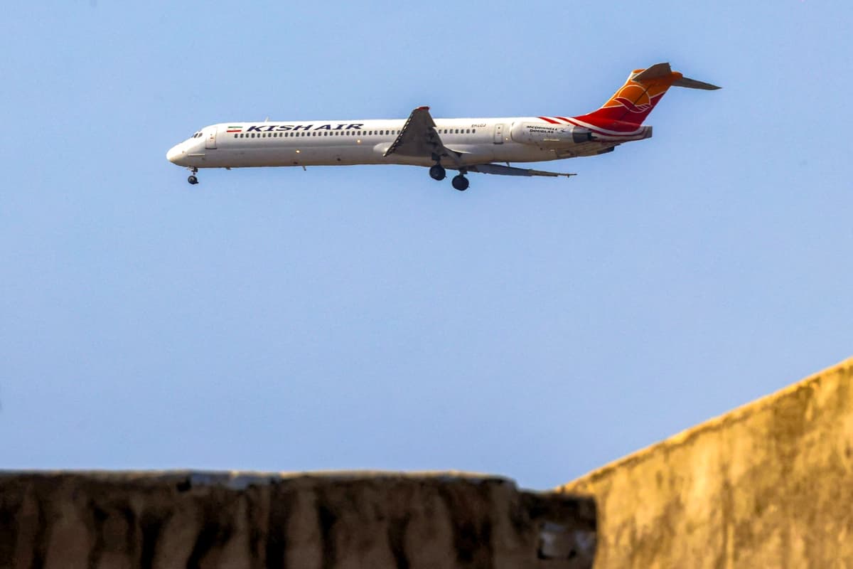 Un avión de pasajeros McDonnell Douglas MD-82 de Kish Air Airlines se prepara para aterrizar en el aeropuerto Mehrabad de Teherán el 20 de junio de 2026. (Foto de ATTA KENARE / AFP vía Getty Images).
