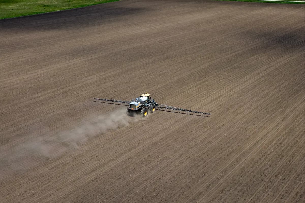 <em>En una vista aérea, un agricultor aplica un herbicida preemergente a un campo de maíz recién sembrado cerca de Mason City, Iowa, el 7 de mayo de 2026. (Scott Olson/Getty Images).</em>