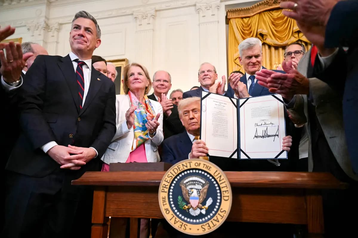 El presidente Trump muestra la "Ley para detener todo el tráfico letal de fentanilo", que endurece las penas de prisión para los traficantes de fentanilo, tras firmarla en el Salón Este de la Casa Blanca el 16 de julio de 2025. (Andrew Caballero-Reynolds/AFP vía Getty Images)