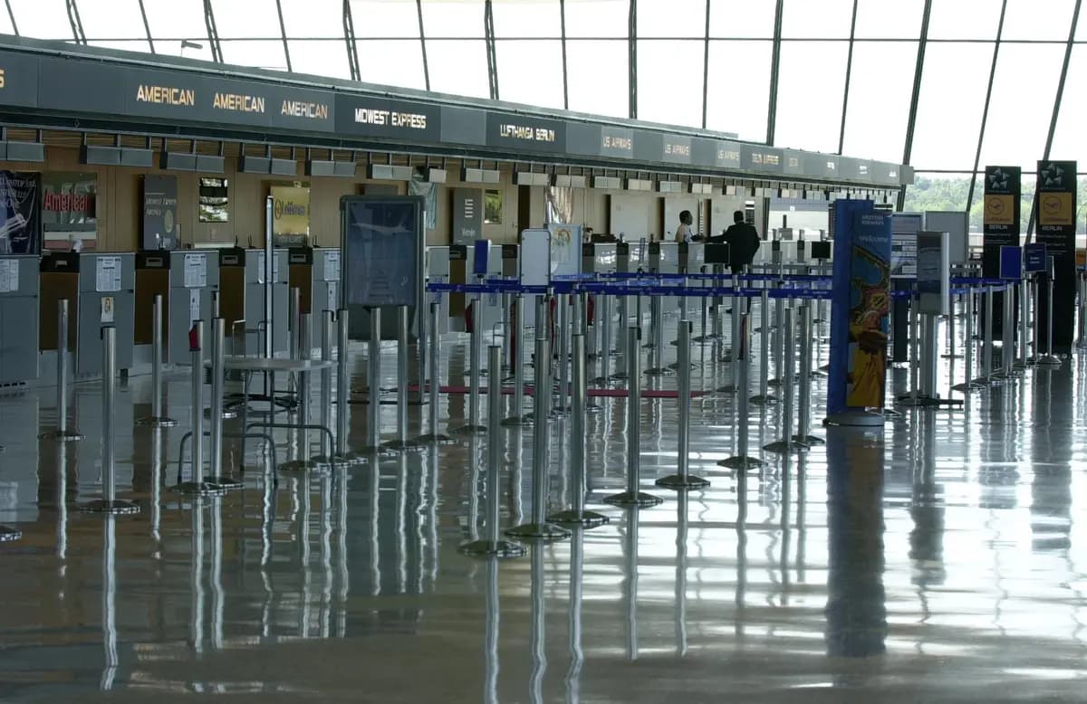 Mostradores de aerolíneas desiertos en el Aeropuerto Internacional de Dulles, en Chantilly, Virginia, el 11 de septiembre de 2001. (Joshua Roberts/AFP vía Getty Images).