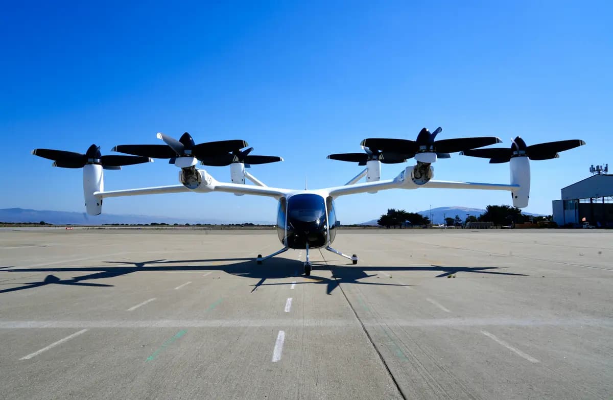 Una aeronave de "despegue y aterrizaje vertical eléctrico" fabricada por Joby Aviation se encuentra estacionada en un aeródromo de Marina, California, el 7 de octubre de 2024. (Terry Chea/AP Photo).