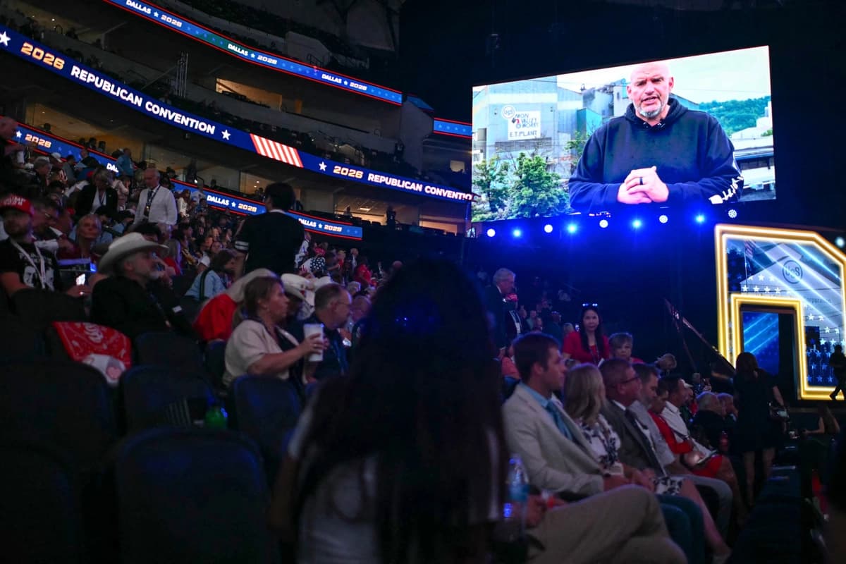 El senador John Fetterman (D-Pa.) aparece en una pantalla mientras pronuncia un mensaje en video durante la Convención Nacional Republicana de las elecciones de mitad de mandato en el American Airlines Center de Dallas, Texas, el 9 de septiembre de 2026. (Kent Nishimura/AFP vía Getty Images).