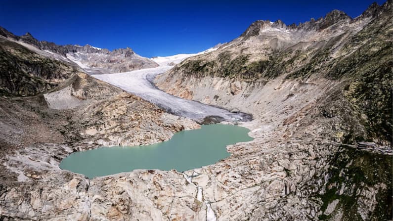 El deshielo de un glaciar en Suiza revela avión accidentado hace 63 años