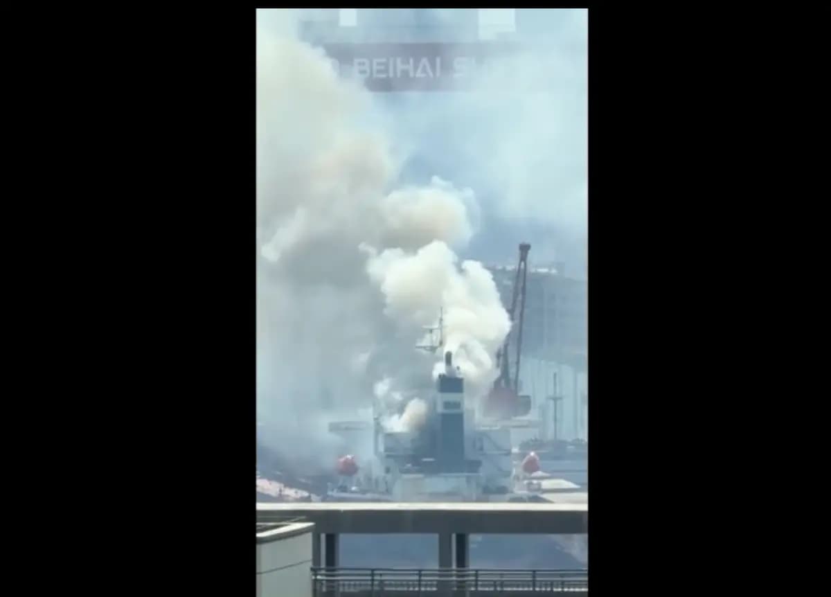 Un denso humo se eleva de un buque de carga en Qingdao, provincia de Shandong, China, el 10 de septiembre de 2026. (Redes sociales vía Reuters/Captura de pantalla vía The Epoch Times).