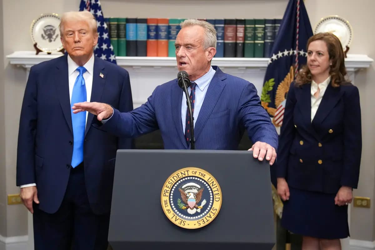 <em>El secretario de Salud, Robert F. Kennedy Jr., anuncia en la Casa Blanca el 22 de septiembre de 2025 que el acetaminofén, el ingrediente activo del Tylenol, podría estar relacionado con el autismo. Junto a Kennedy se encuentran el presidente Donald Trump y la subsecretaria de Salud interina, la Dra. Dorothy Fink. (Andrew Harnik/Getty Images).</em>