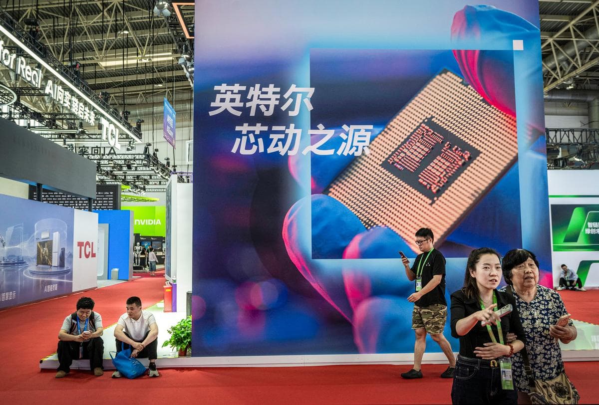 Una valla publicitaria que muestra un chip semiconductor en la Exposición Internacional de la Cadena de Suministro de China, celebrada en Beijing el 26 de junio de 2026. (Kevin Frayer/Getty Images)