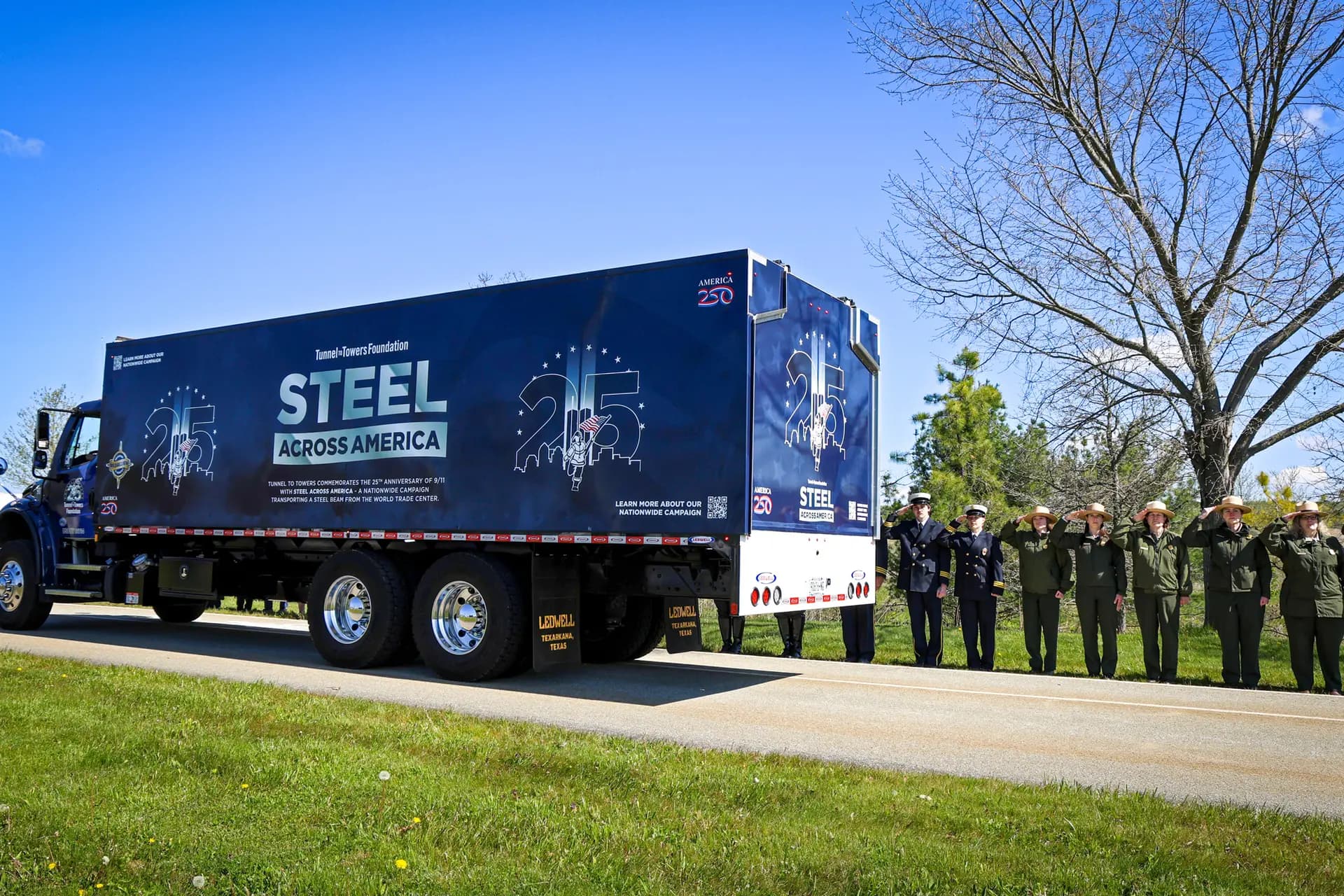 <em>Un camión de Steel Across America recibe un saludo mientras transporta una viga del World Trade Center a través del país. (Cortesía de la Fundación Tunnel to Towers).</em>