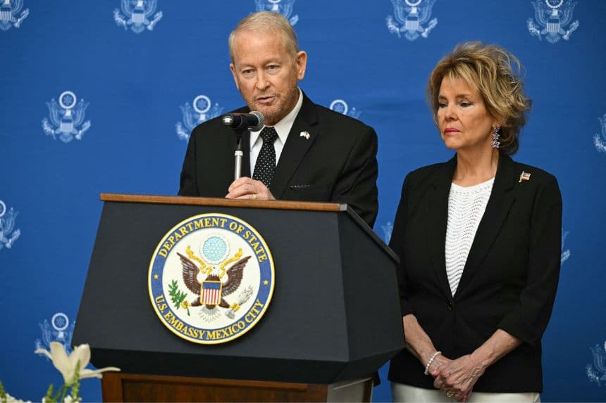 El embajador de Estados Unidos en México, Ronald Johnson, pronuncia un discurso junto a su esposa, Alina Johnson, durante una ceremonia para conmemorar el 25.º aniversario de los atentados del 11 de septiembre de 2001, en la Embajada de Estados Unidos en la Ciudad de México, el 11 de septiembre de 2026. (Yuri CORTEZ / AFP vía Getty Images)