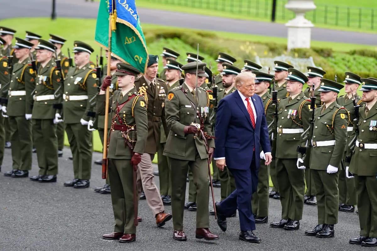 El presidente Donald Trump pasa revista a la guardia de honor de Irlanda en Áras an Uachtaráin, en Dublín, Irlanda, el 12 de septiembre de 2026. (Travis Gillmore/The Epoch Times)
