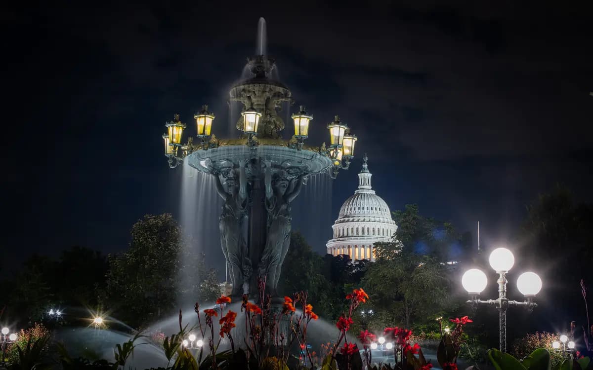 <em>La "Fuente de Luz y Agua", también conocida como la "Fuente Bartholdi", fue creada en 1876 por Frédéric Auguste Bartholdi. Está hecha de hierro fundido y mide 9 metros de altura. Jardín Botánico de Washington. (Fotografía: John Brighenti/CC BY 2.0.).</em>