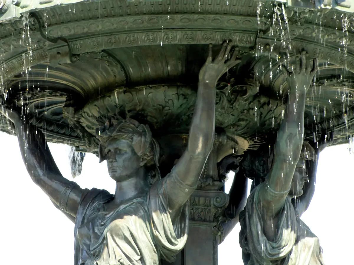 <em>Primer plano de las tres nereidas o ninfas marinas que sostienen el cuenco de la fuente "Bartholdi Fountain" en Washington. (Dominio público).</em>