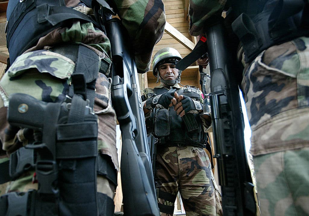 Imagen de archivo que muestra a oficiales del ejercito de Peru preparan sus armas mientras son instruidos en rescate durante los ejercicios militares de las fuerzas especiales de 18 países de America en un ejercicio militar auspiciado por el Comando Sur de EE. UU. en Honduras. (ELMER MARTINEZ/AFP via Getty Images)
