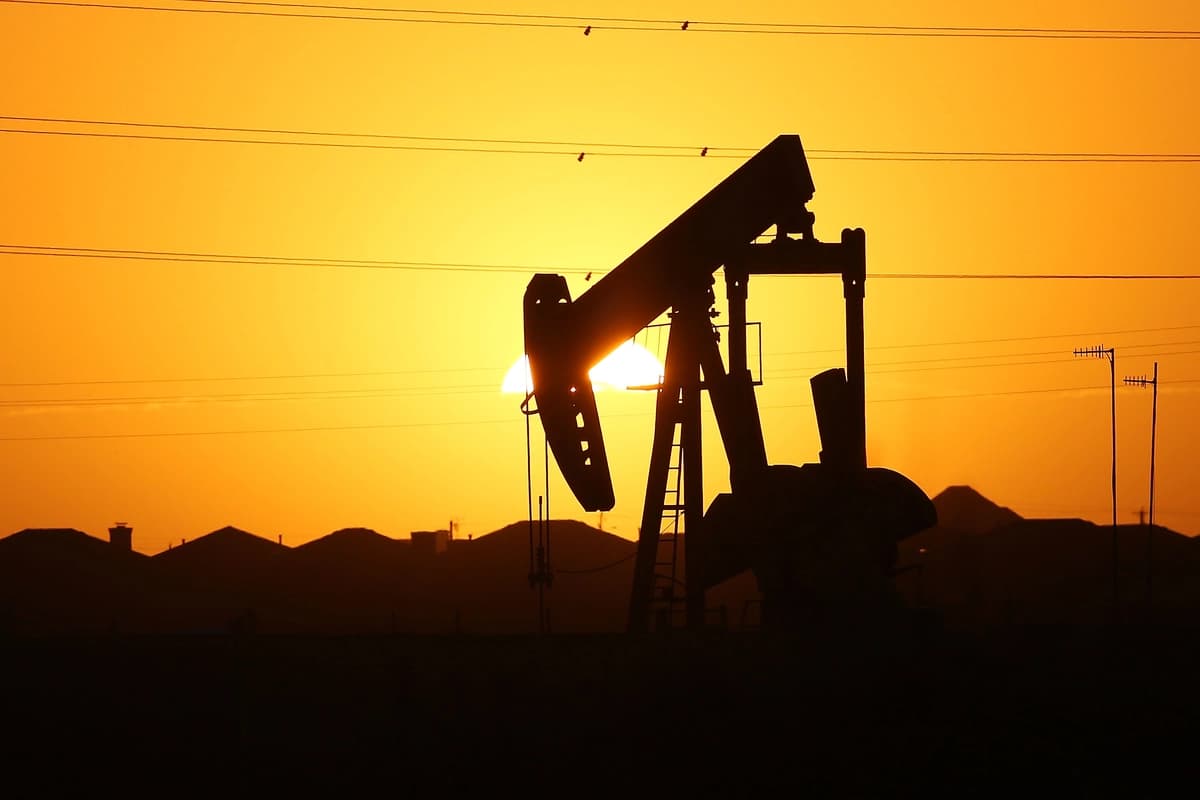 Una bomba de extracción de petróleo se encuentra en las afueras de la ciudad al amanecer en el yacimiento petrolífero de la Cuenca Pérmica, en la ciudad petrolera de Midland, Texas, el 21 de enero de 2016. (Spencer Platt/Getty Images).