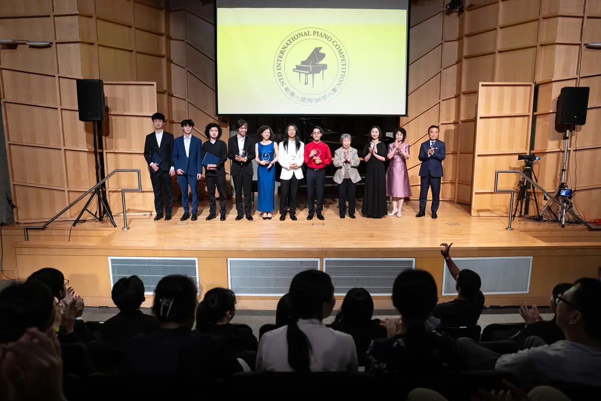 <em>Los ganadores y presentadores de la 8.ª Competencia Internacional de Piano de NTD posan para una foto en el escenario del Engelman Recital Hall de Nueva York el 5 de septiembre de 2026. (Larry Dai/The Epoch Times).</em>